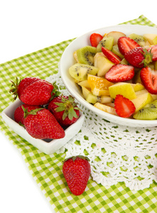 有用的水果沙拉的新鲜水果和浆果在碗上白色隔离
