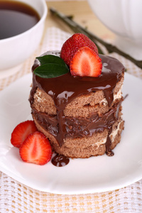 上表特写草莓与巧克力蛋糕