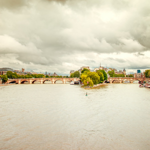 在巴黎，法国 pont neuf 桥和塞纳河河