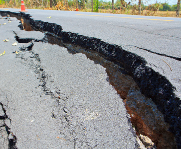 沥青混凝土路面的裂纹的表面照片