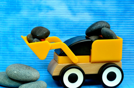 黄色拖拉机玩具满载石头