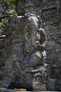 在巴厘岛寺庙里伽大象雕像