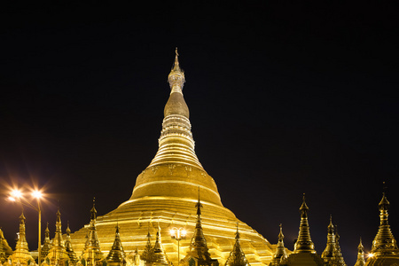 在仰光，缅甸 缅甸 在夜间的大金塔
