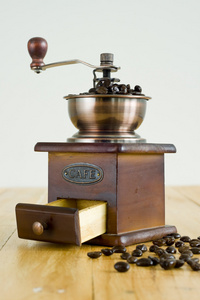 复古咖啡研磨机与咖啡豆