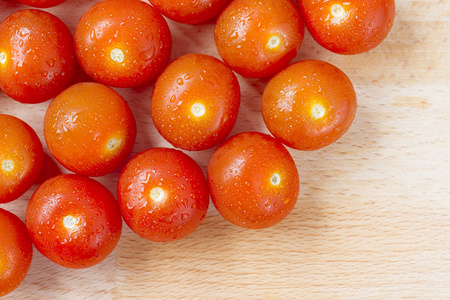 在木板上的成熟樱桃西红柿。