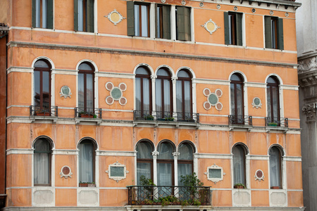 威尼斯精致古色古香的仿古建筑在大运河