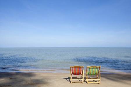海滩上的两个空椅子