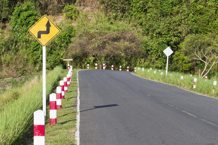 道路标志警告的窄马路上急转弯