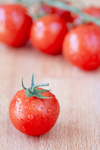 木菜板上成熟的樱桃西红柿
