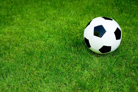 足球在草地上