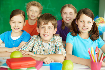 快乐的小学生照片