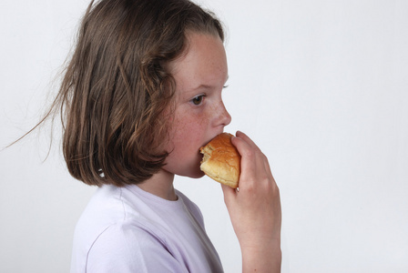 一个年轻的女孩吃包子