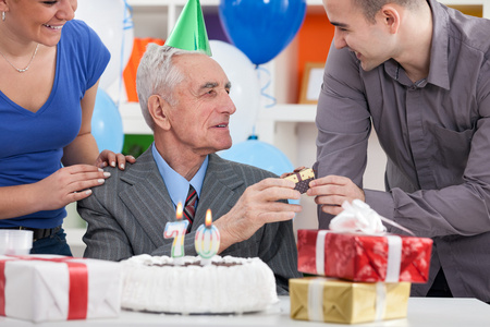 高级男子与家人庆祝他的生日