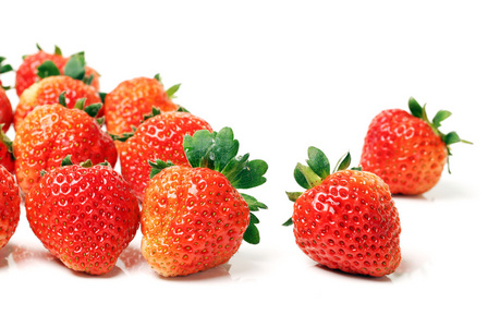 在白色背景上的美丽草莓