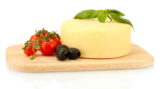 奶酪奶酪配蔬菜在菜板上白色隔离