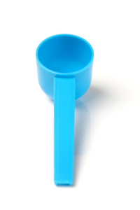 测量勺在白色背景上的蓝色塑料
