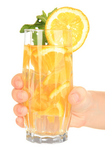 水果饮料与冰块在手上白色隔离的眼镜