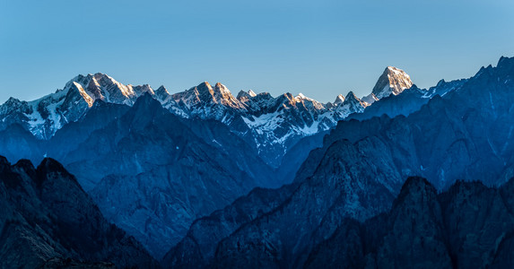 在喜马拉雅山日出