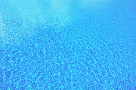 蓝色在游泳池中的水