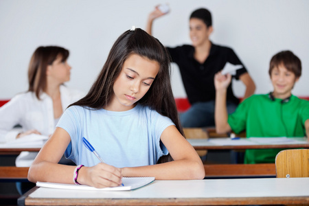 在办公桌前同时玩的同学们写的女学生