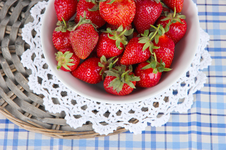 草莓在板上柳条站在餐巾特写