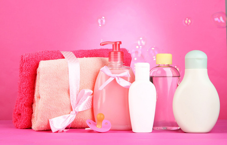 婴儿化妆品 毛巾上的粉红色背景