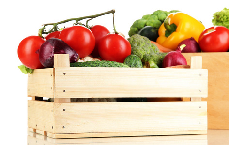 新鲜蔬菜在木箱内，在白色背景上