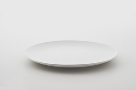 白色瓷碟孤立在白色背景上的白色瓷碟白色瓷碟带装饰环陶瓷物品的收藏