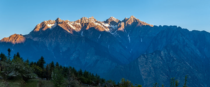 在喜马拉雅山日出