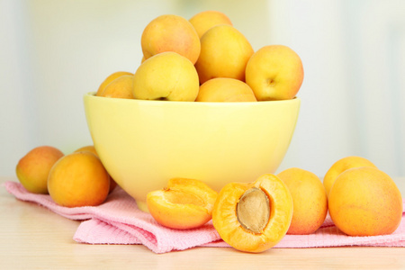 在厨房的桌上的碗里新鲜天然杏图片