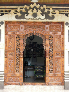 印度尼西亚印度寺庙雕刻木制门入口处