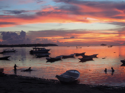 渔船上巴厘岛努沙蓝梦在日出