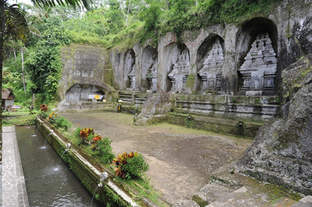 山峰在坦帕锡琳在印度尼西亚巴厘岛上的寺庙