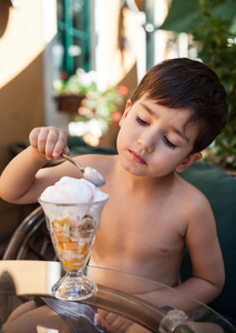 吃冰淇淋的小男孩