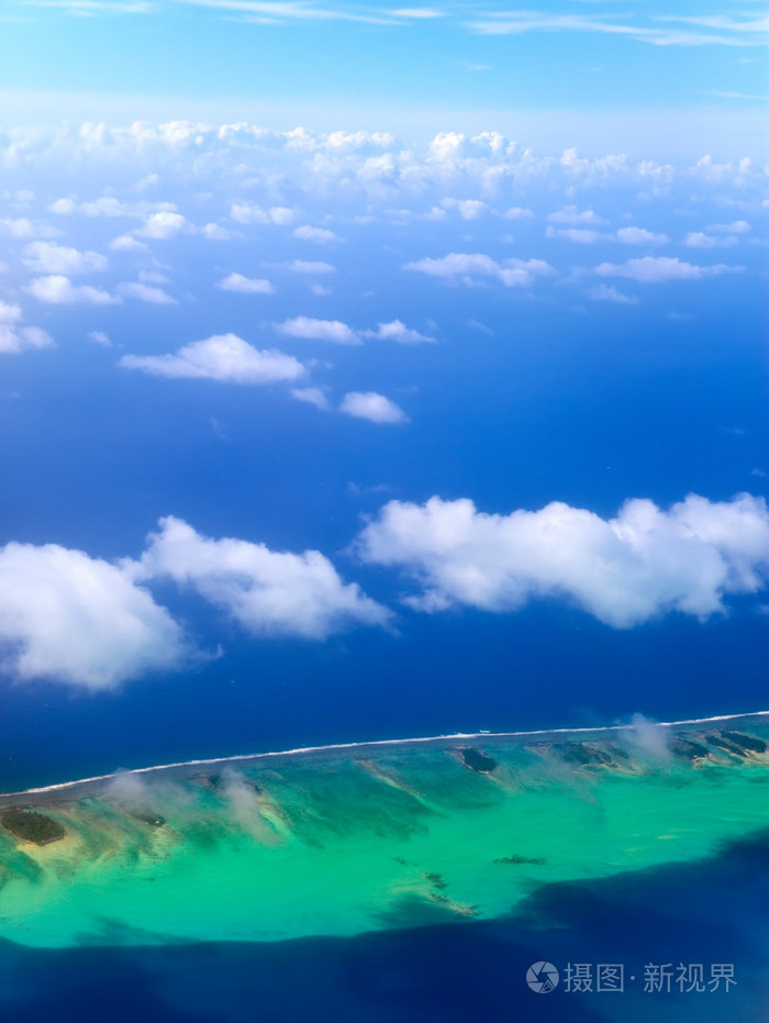波利尼西亚海洋透过云层中环礁鸟瞰图
