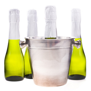 四个绿色小瓶香槟没有标签和孤立在白色背景上的桶