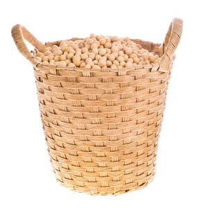 大豆在柳条篮里，在白色背景上孤立
