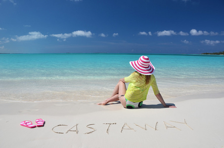 埃克苏马，巴哈马的海滩上放松的女孩