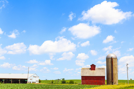 美国农田与蓝多云的天空