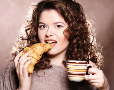 吃饼干 喝咖啡的女人