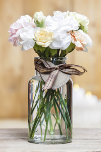 玻璃花瓶里的康乃馨花束