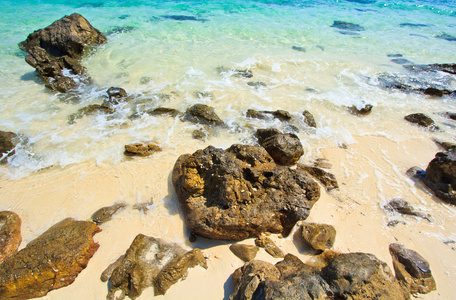 海滩和石头在 islend 泰国