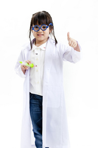 一个年轻的亚洲女孩开心装扮成医生作为一名医生