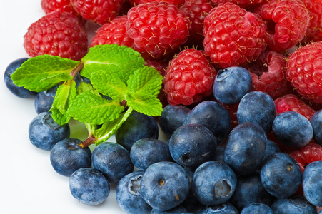 蓝莓和 ruspberry 浆果与薄荷叶