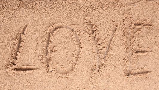 爱在沙子中编写的消息