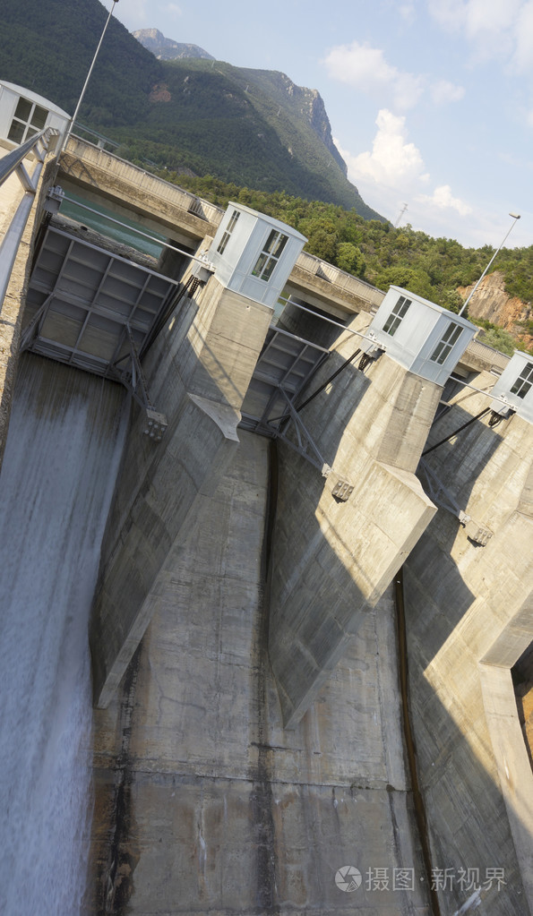 打开baells大坝的闸门