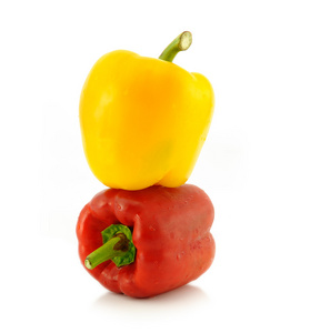 红色和黄色甜椒孤立在白色背景上