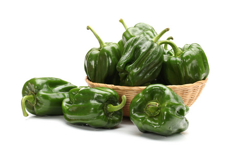 新鲜绿色灯笼椒在白色背景上新鲜绿色圆椒 (辣椒)照片