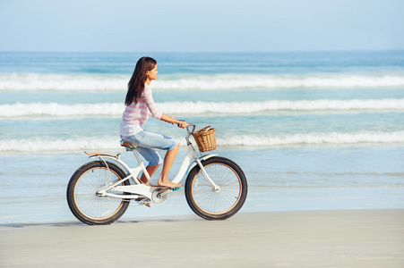 沙滩自行车女子