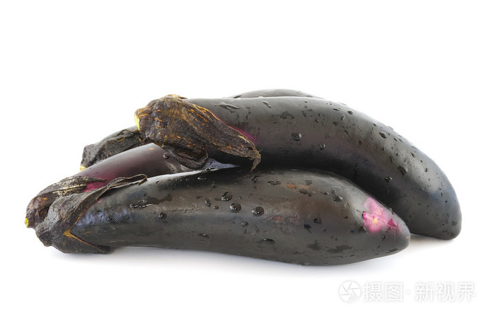 孤立在白纸上的黑茄子